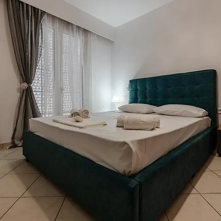 Eleni's Floor Apartment *